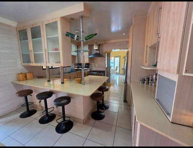 5 BEDROOM HOUSE FOR SALE IN THE ORCHARDS